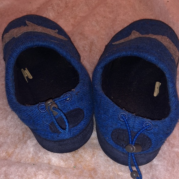 LL Bean | Kids Sweater Fleece Shark Motif Slippers - Picture 6 of 7